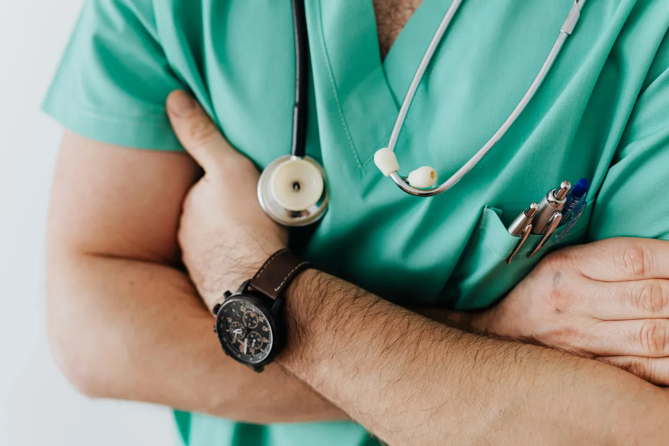 Medico che esamina i dati di monitoraggio dell'epilessia